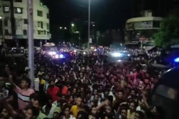 Stone pelting at Ganpati pandal in Surat