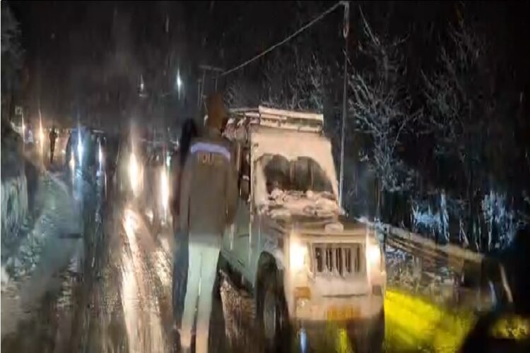 tourist vehicles trapped in snowfall near Atal Tunnel Rohtang were safely rescued