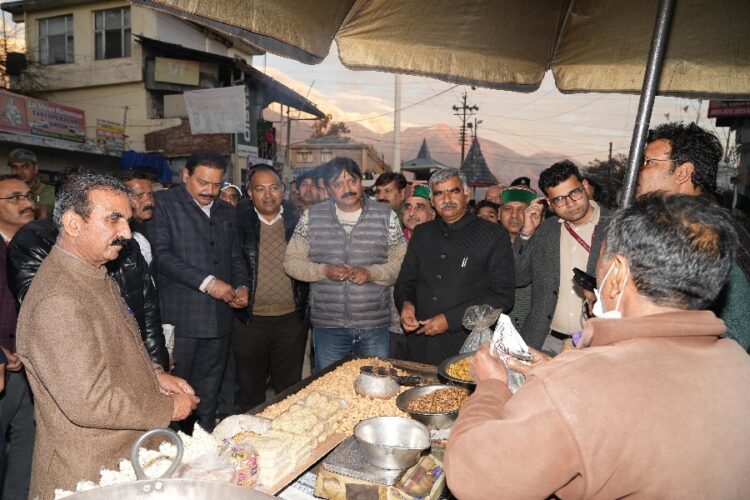 CM Sukhu sipped tea at Kachhari Chowk in Dharamshala